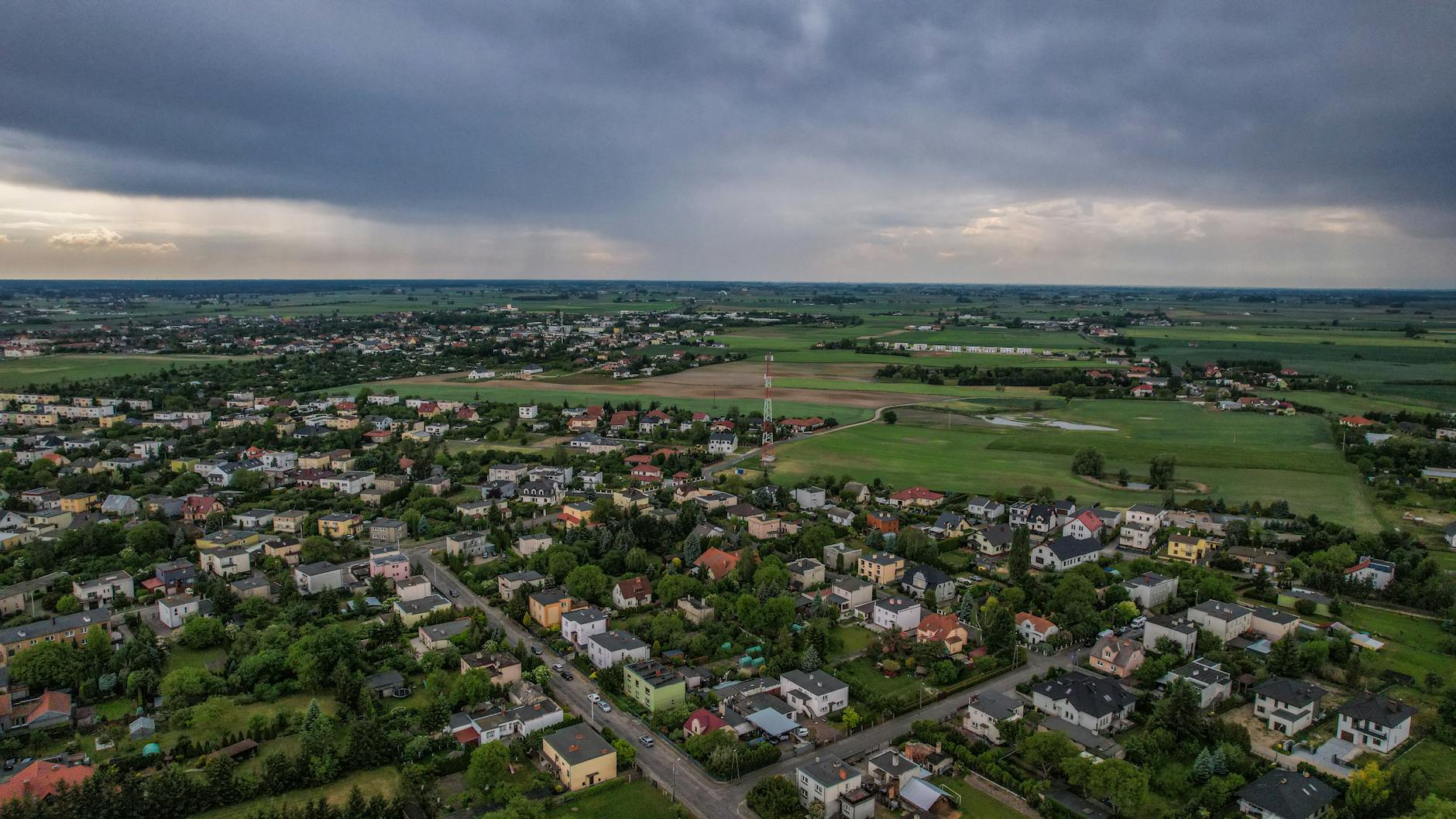 Grafika symbolizująca projekty klimatyczne i środki finansowe dla Tczewa i Kolbud