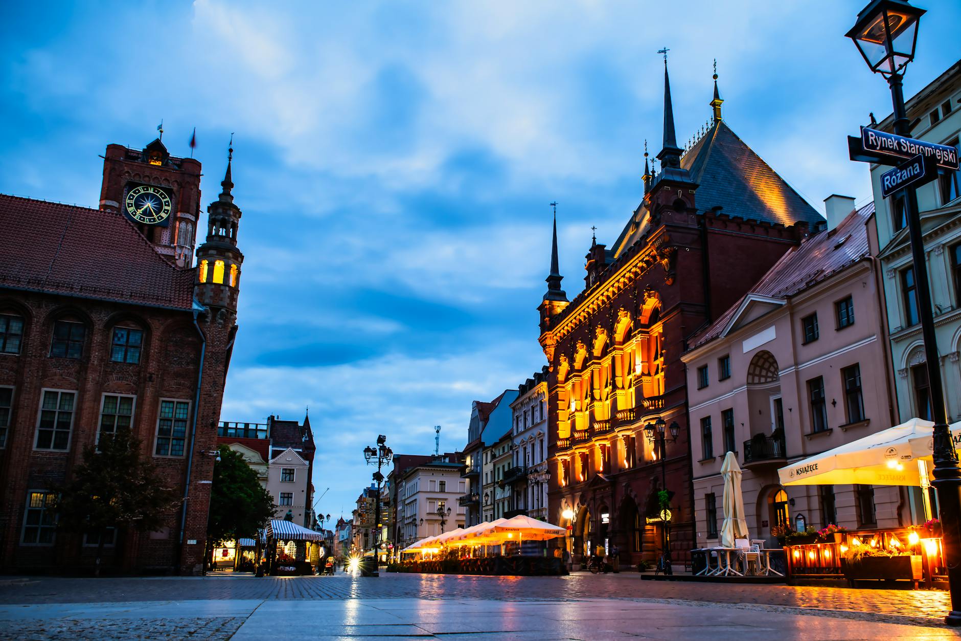 Pociąg PKP na torach w Tczewie, symbolizujący transport i rynek pracy