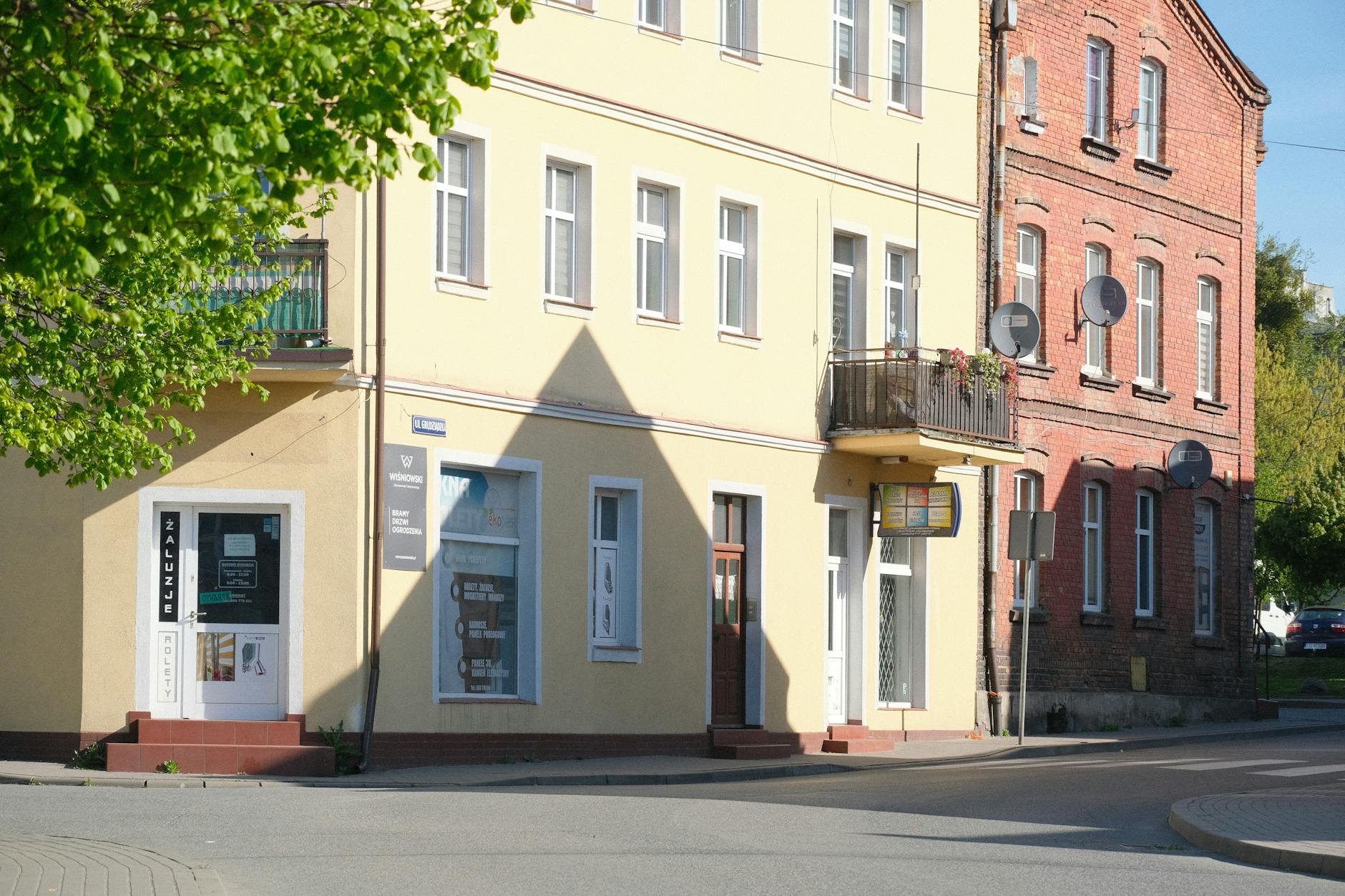 Budynek hali handlowo-usługowej w Tczewie przy ul. Żwirki, gdzie odbędzie się przetarg na najem lokali.