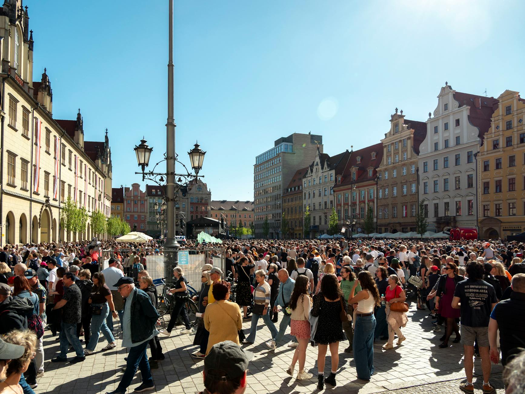 Plakat informacyjny o koncercie Justyny Steczkowskiej i transmisji mszy online w Tczewie